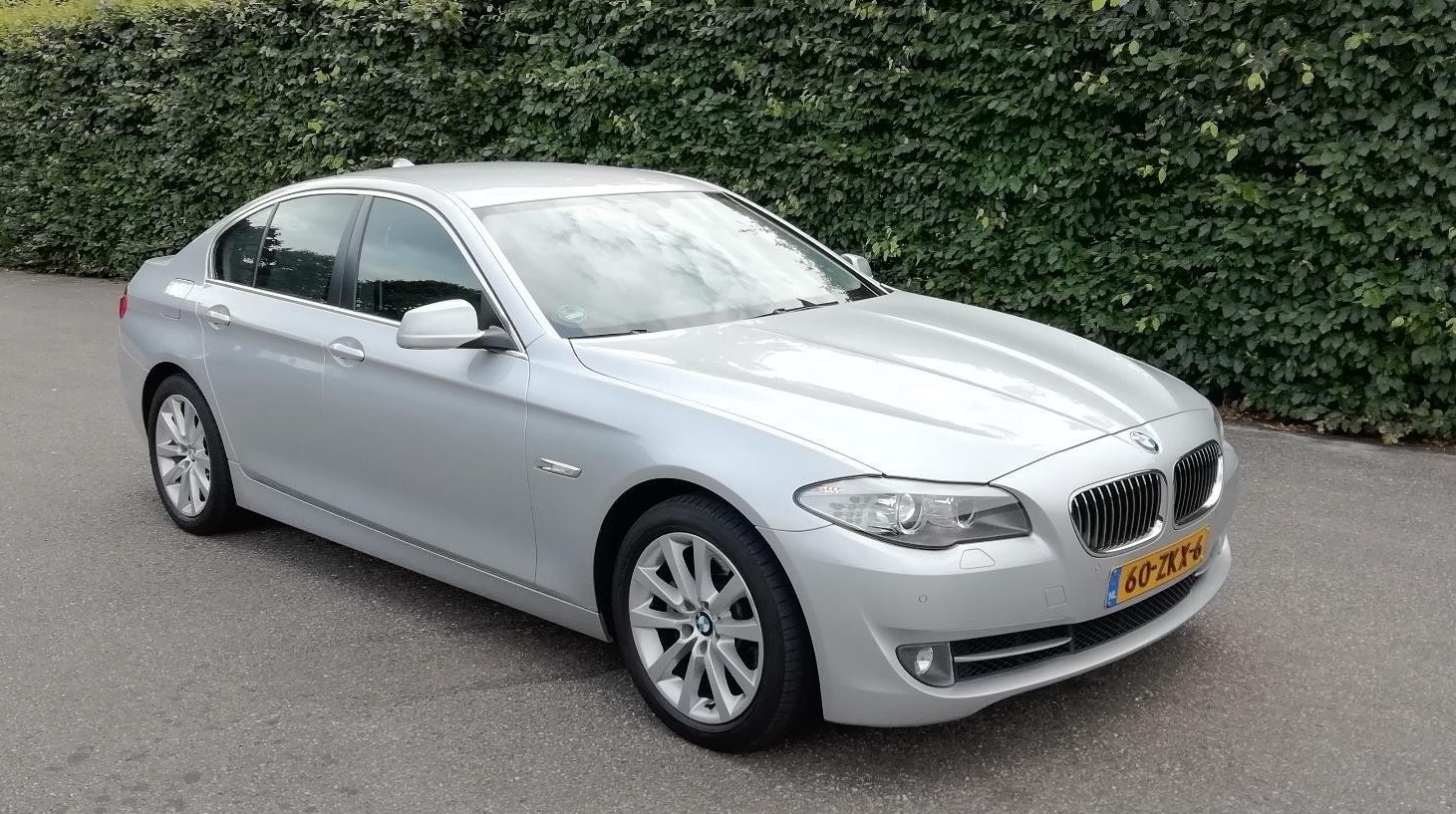 BMW zilvergrijs volgauto