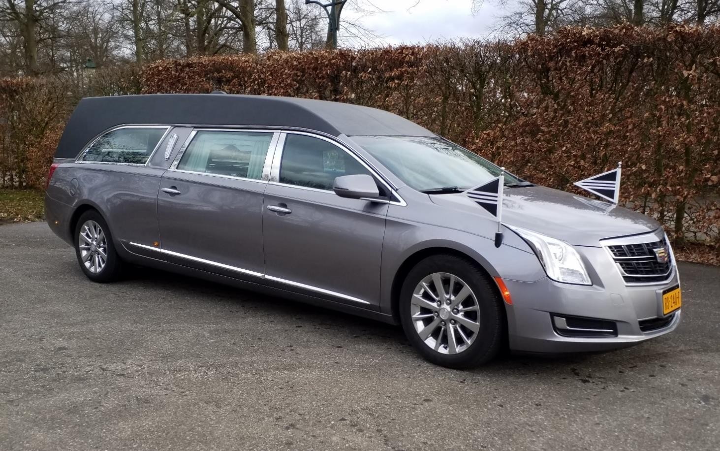 Cadillac antraciet rouwauto