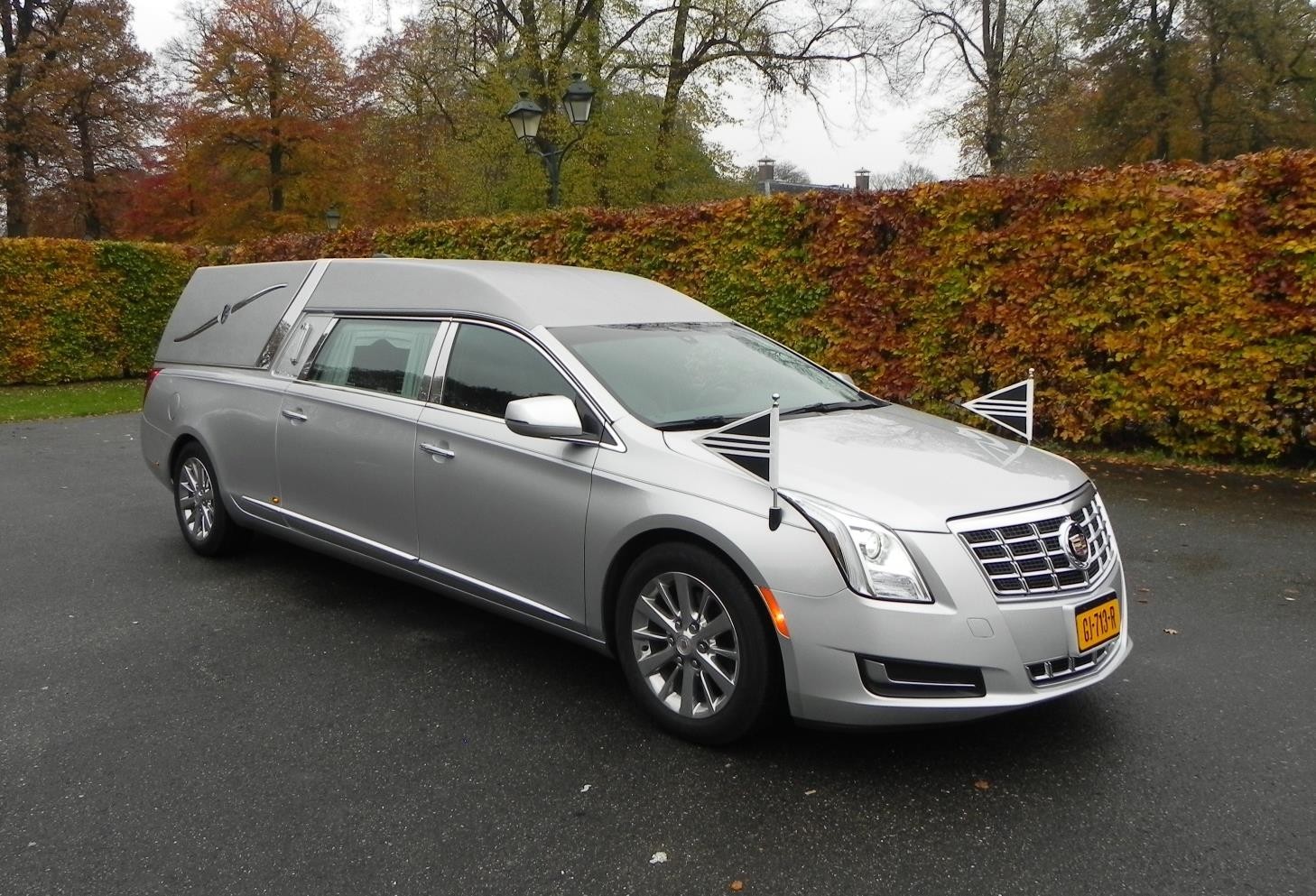 Cadillac zilvergrijs rouwauto