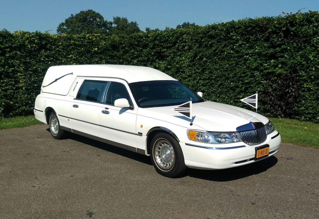 Lincoln wit rouwauto