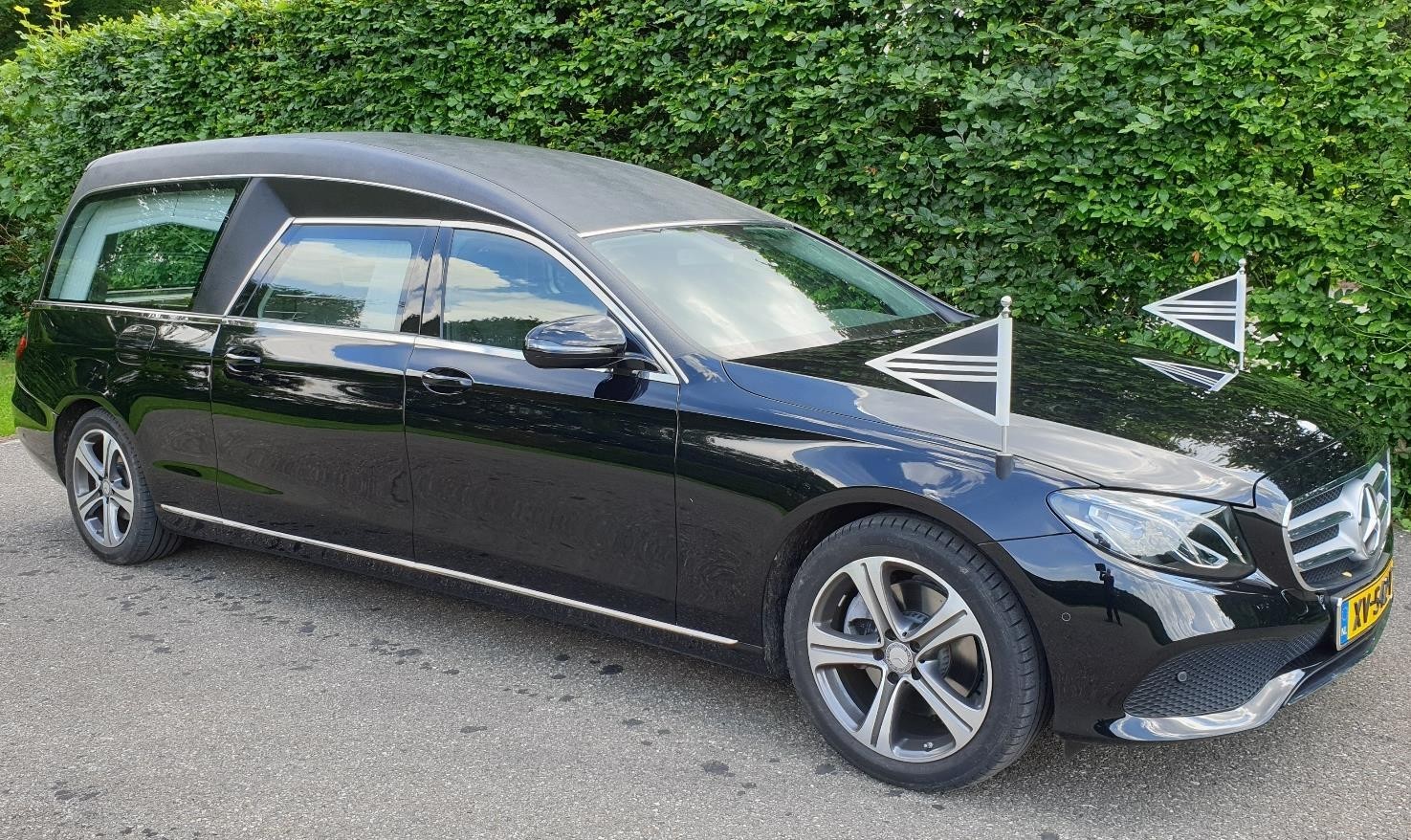 Mercedes Benz zwart rouwauto