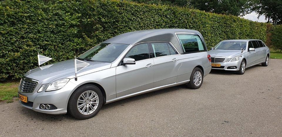 Mercedes zilvergrijs rouwstoet