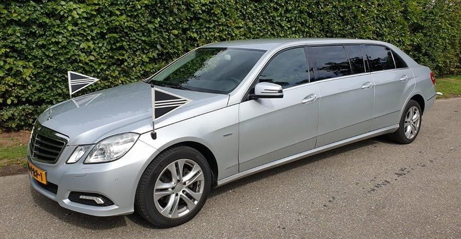 Mercedes zilvergrijs volgauto