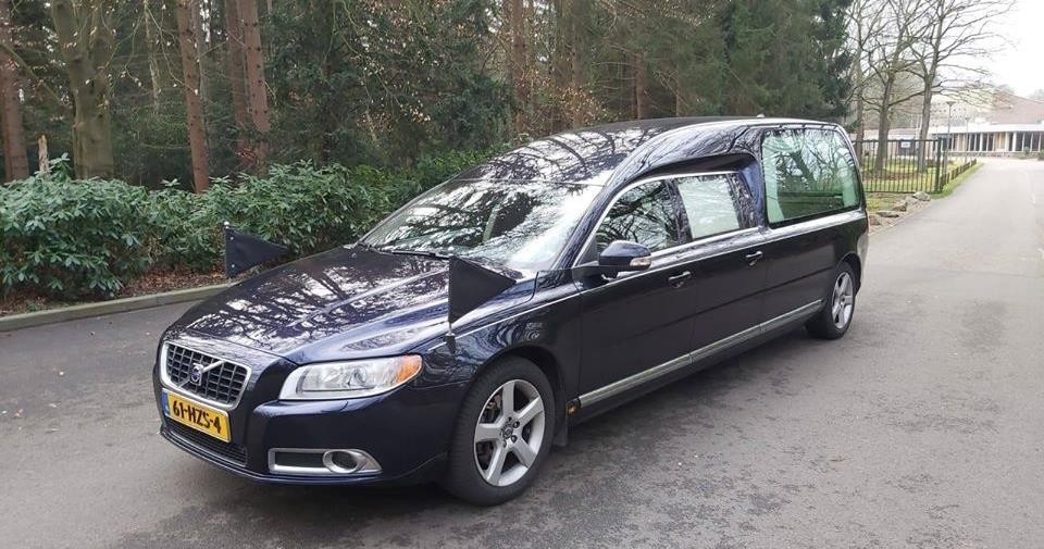 Volvo donkerblauw rouwauto